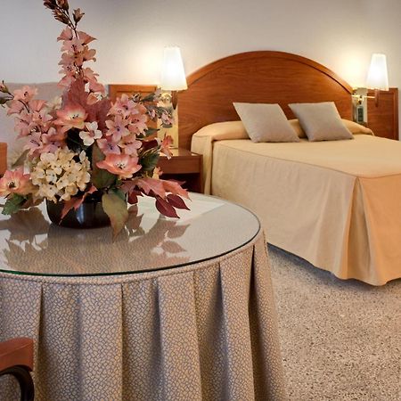 Hotel Gaudi Реус Екстериор снимка