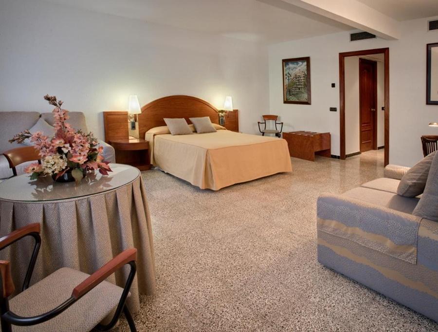 Hotel Gaudi Реус Екстериор снимка