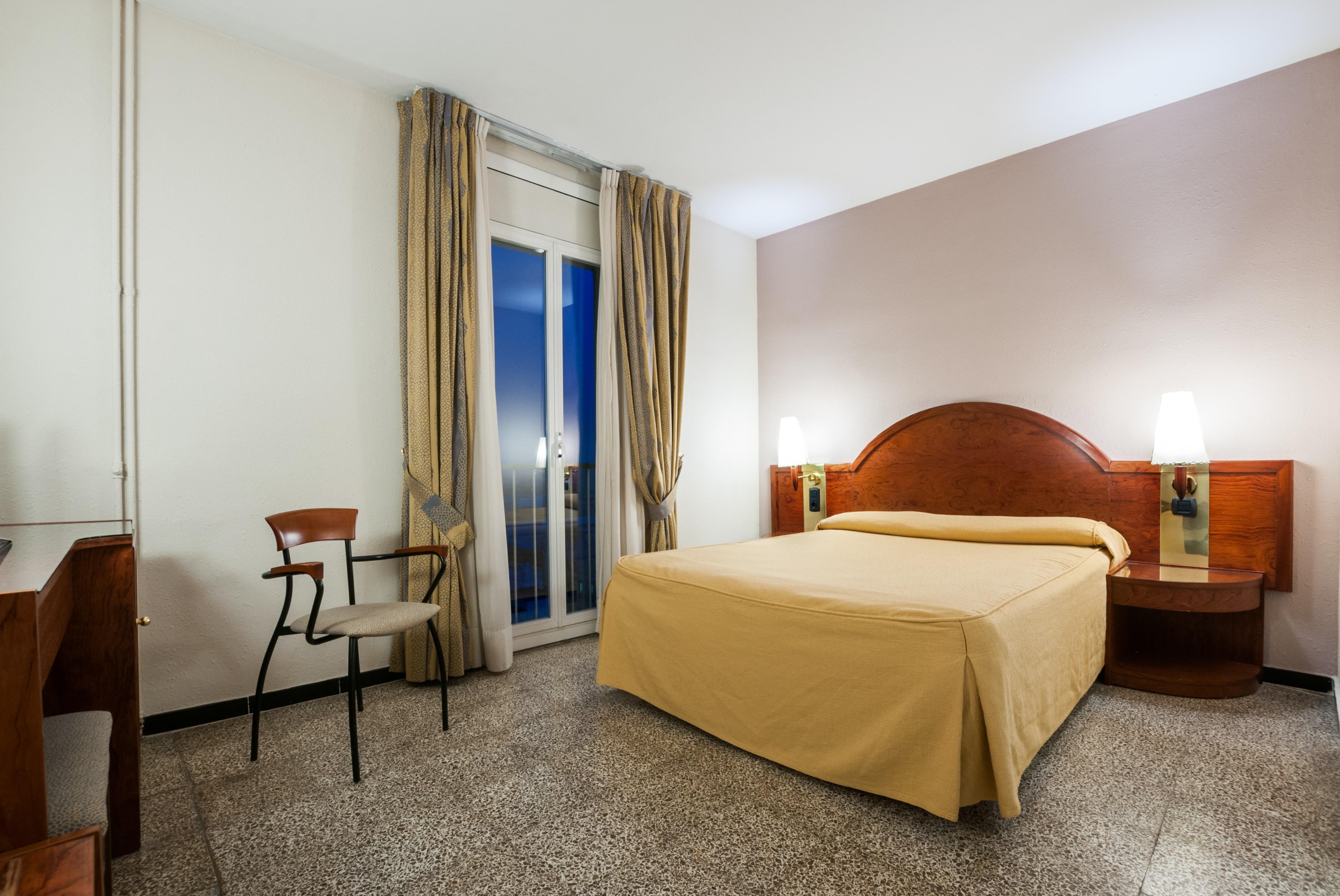 Hotel Gaudi Реус Екстериор снимка