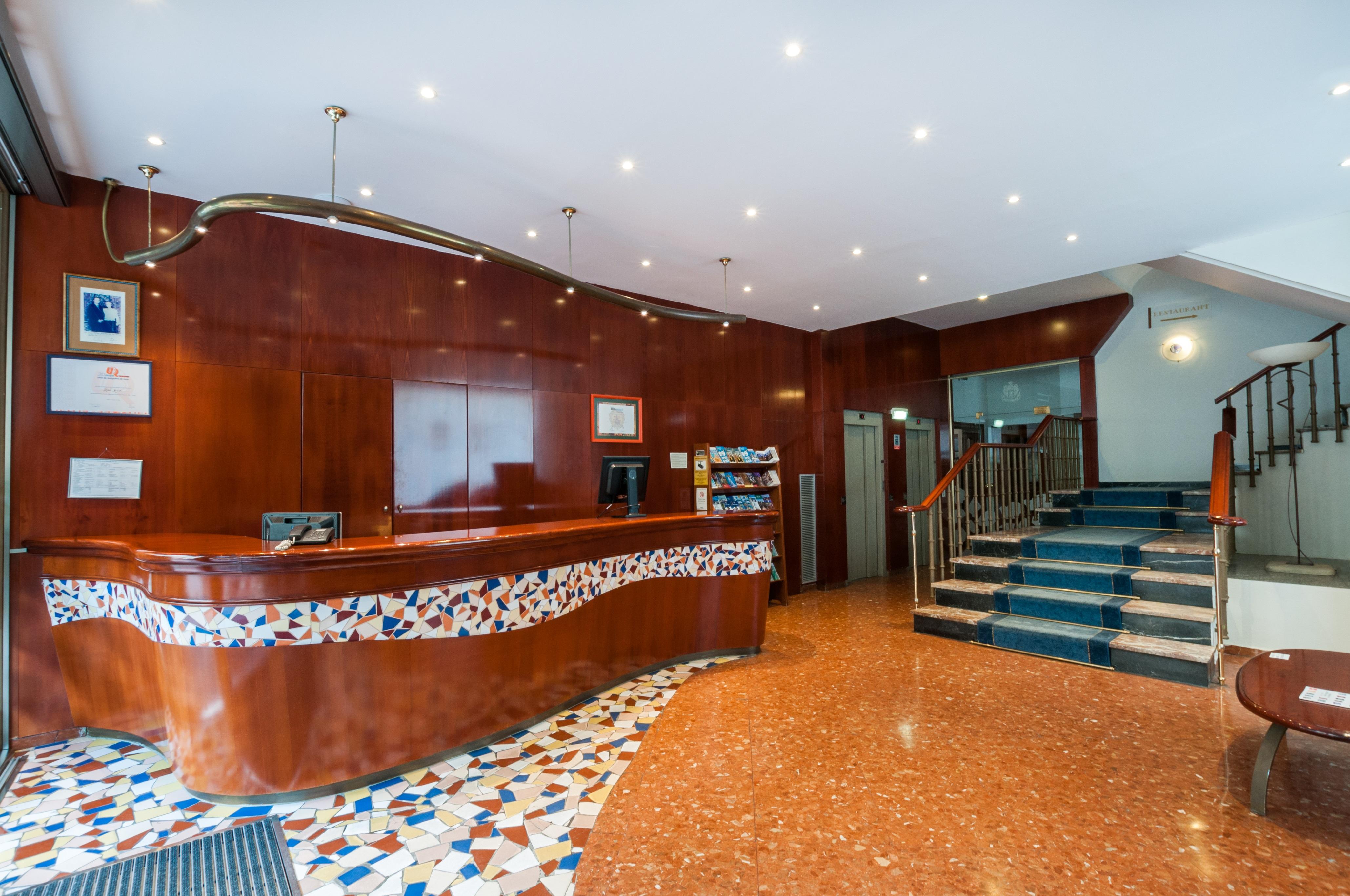 Hotel Gaudi Реус Екстериор снимка