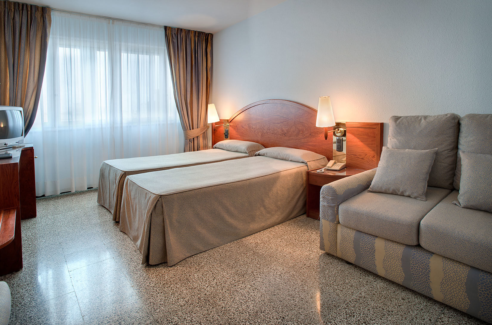 Hotel Gaudi Реус Екстериор снимка