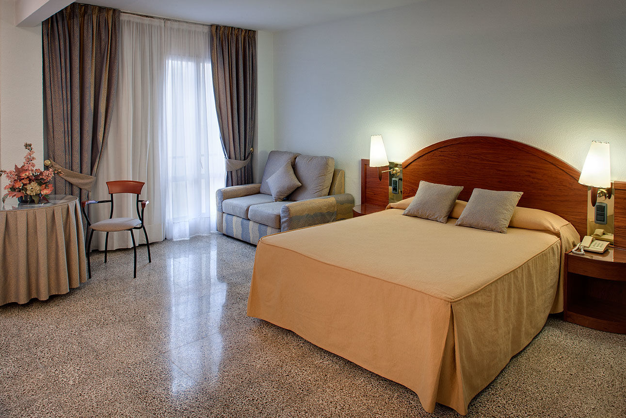 Hotel Gaudi Реус Екстериор снимка