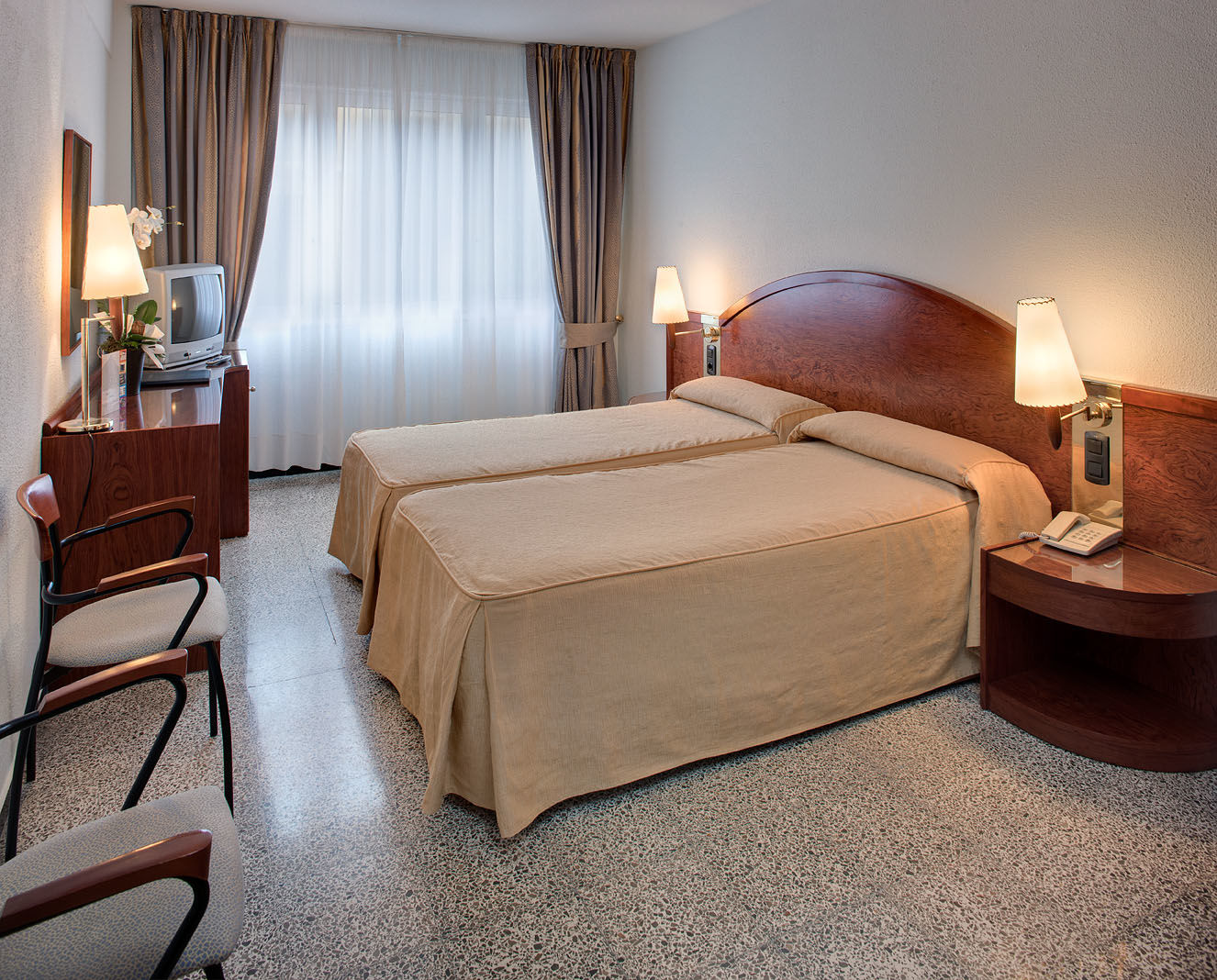 Hotel Gaudi Реус Екстериор снимка