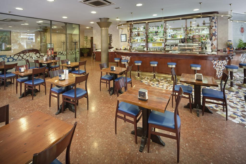 Hotel Gaudi Реус Екстериор снимка