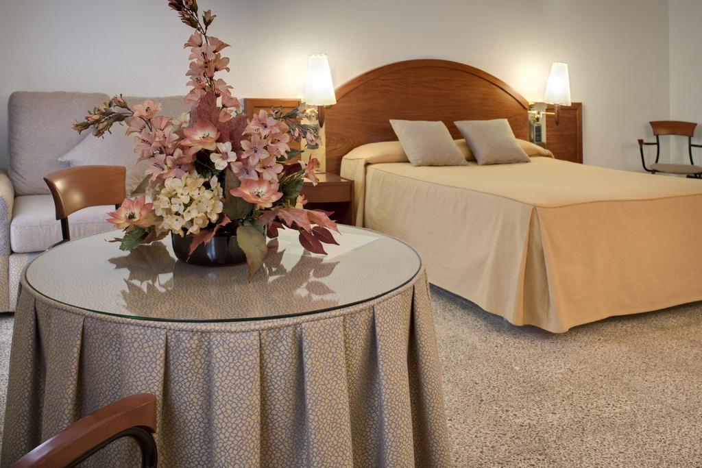 Hotel Gaudi Реус Екстериор снимка