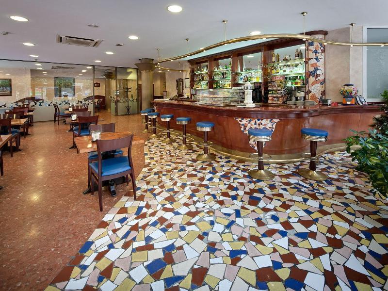 Hotel Gaudi Реус Екстериор снимка