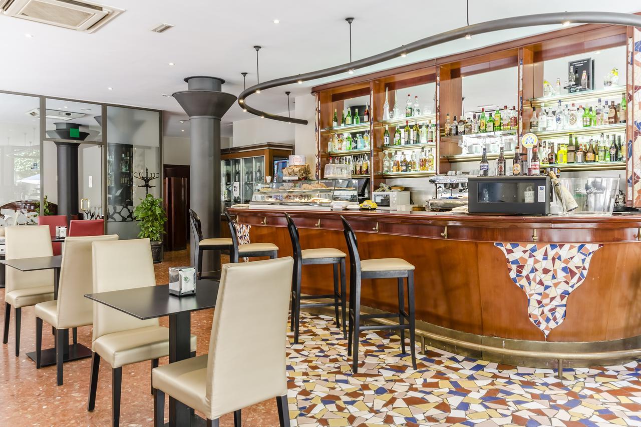 Hotel Gaudi Реус Екстериор снимка