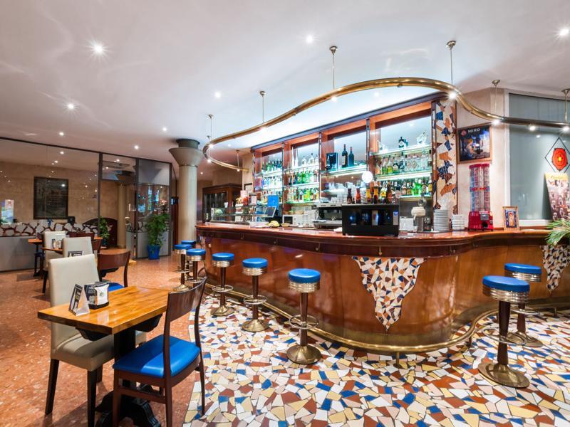 Hotel Gaudi Реус Екстериор снимка