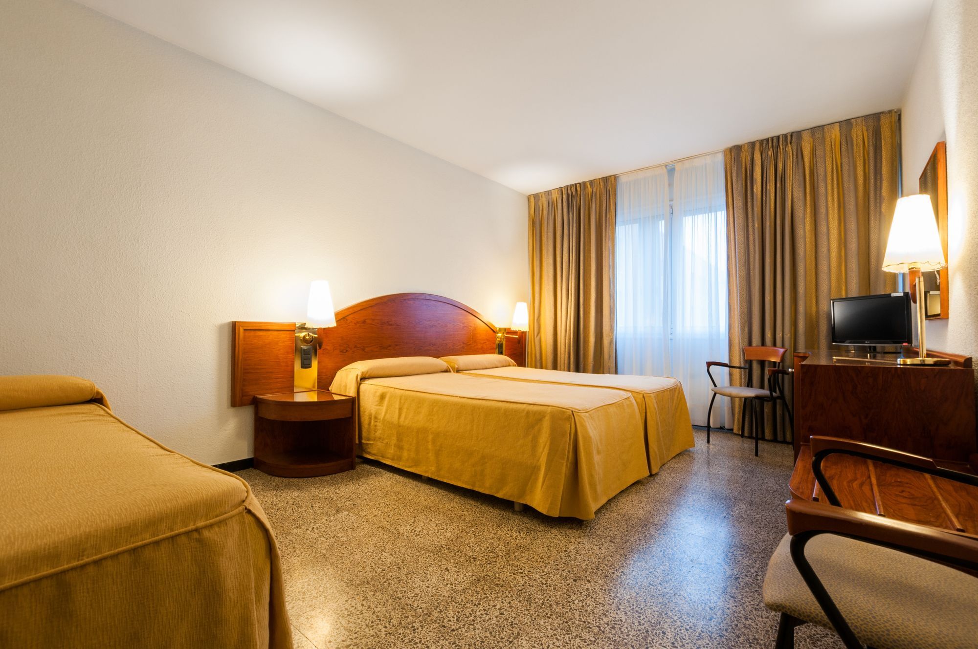 Hotel Gaudi Реус Екстериор снимка