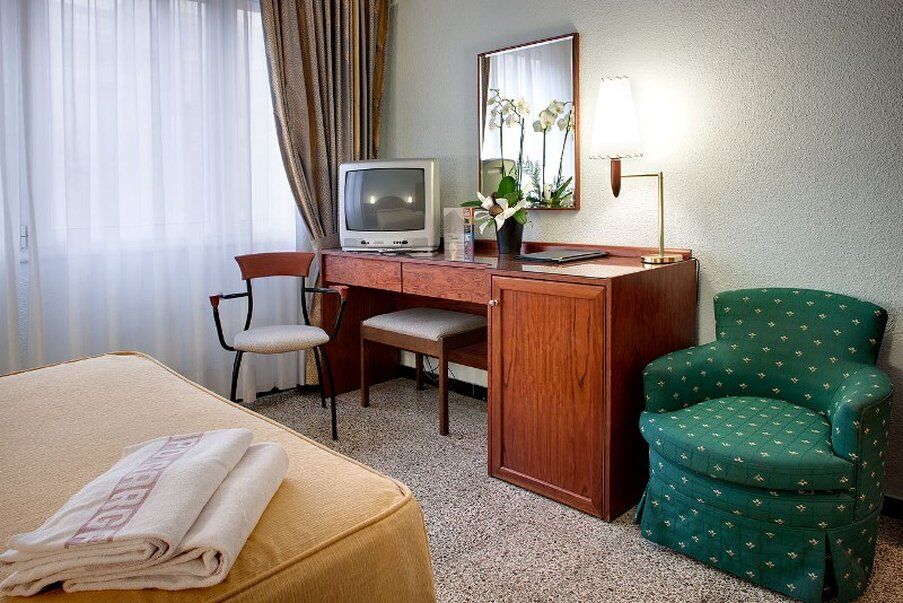 Hotel Gaudi Реус Екстериор снимка
